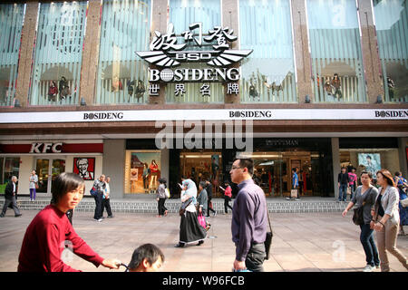 ---- Fußgänger vorbei ein bosideng Store in Shanghai, China, 22. September 2011. Obwohl China ist bei weitem der weltweit größte Exporteur von Tuch Stockfoto