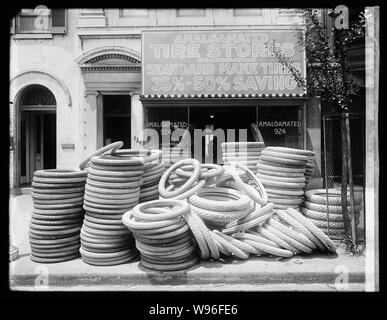 Amalgamated Reifen speichert, vorne Stockfoto
