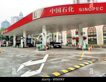 ---- Blick auf eine Tankstelle von Sinopec in Shanghai, China, 17. August 2011. Sinopec Group, Asias größte Öl schmelzen und die Muttergesellschaft von Sinopec Corp. Stockfoto