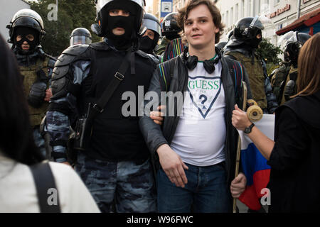 Moskau, 10. August 2019. Riot Polizisten verhaften ein Teilnehmer eines unsanctioned Spaziergang nach dem Treffen Stockfoto