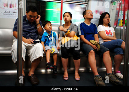 Die Passagiere werden dargestellt in einer U-Bahn in Hong Kong, China, 2. Juli 2012. China Staatsrat, oder das Gehäuse, im späten Juni angekündigten Maßnahmen Ziel Stockfoto