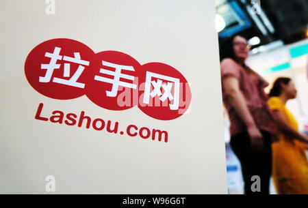 ---- Fußgänger vorbei an einer Werbung für Lashou.com in Shanghai, China, 7. Juni 2012. Der Finanzvorstand der Lashou, eine chinesische Gruppe kaufen - Website, h Stockfoto