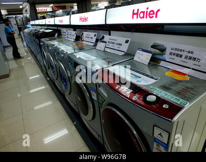 ---- Haier Zylinder Waschmaschinen zum Verkauf an einer Haushaltsgeräte in Guangzhou City store, South China Guangdong Provinz sind, 23. Oktober 2012. Stockfoto