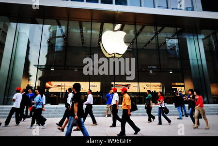 ---- Fußgänger vorbei an einem Apple Store in Shanghai, China, 21. September 2011. Apple Inc. hat eine Telekommunikation Lizenz zum t Freigabe empfangen Stockfoto