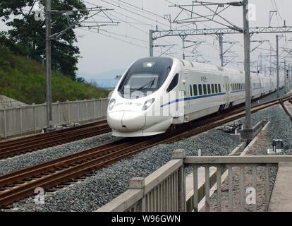 ---- Eine CRH (China Railway High speed) Bullet Zug fährt auf der Hanyi (Wuhan-Yichang) High-speed Railway in Kunshan City, Central China Hubei pr Stockfoto