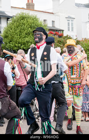 Cranbrook, Kent, Großbritannien. 11. August 2019. Mitglieder von Dead Horse Morris Morris tanzen zu Beginn der Broadstairs Folk Woche 2019. Urban Images-News/Alamy Stockfoto