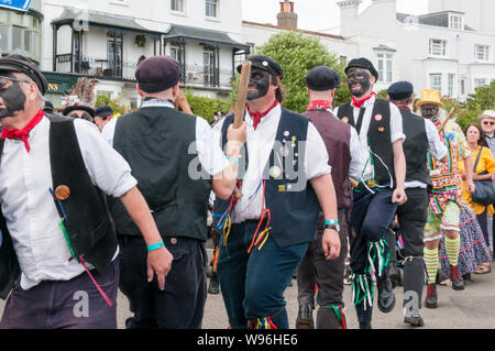 Cranbrook, Kent, Großbritannien. 11. August 2019. Mitglieder von Dead Horse Morris Morris tanzen zu Beginn der Broadstairs Folk Woche 2019. Urban Images-News/Alamy Stockfoto