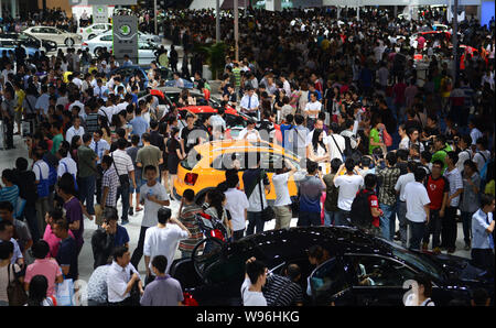 Besucher Masse um Volkswagen Autos während des 15 Chengdu Motor Show 2012 in Chengdu City, im Südwesten Chinas Provinz Sichuan, 1. September 2012. Stockfoto