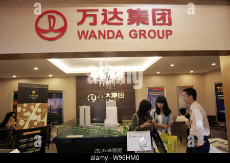 ---- Chinese Eigenheimkäufer besuchen Sie den Stand von Wanda Gruppe während eines Immobilien Messe in Wuhan City, Central China Provinz Hubei, 10. September 2011. Stockfoto