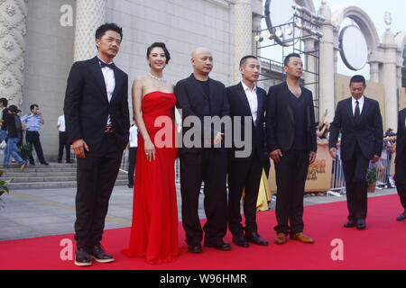 ---- (Von links) Chinesische Schauspieler Duan Yihong, Schauspielerin Zhang Yuqi, Regisseur Wang Quanan, Schauspieler Cheng Taishen und Guo Tao sind auf dem Bild rot Carpe Stockfoto