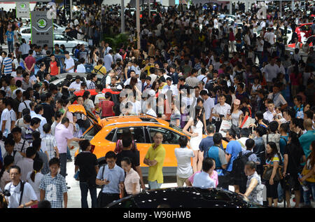 Besucher Masse um Volkswagen Autos während des 15 Chengdu Motor Show 2012 in Chengdu City, im Südwesten Chinas Provinz Sichuan, 1. September 2012. Stockfoto