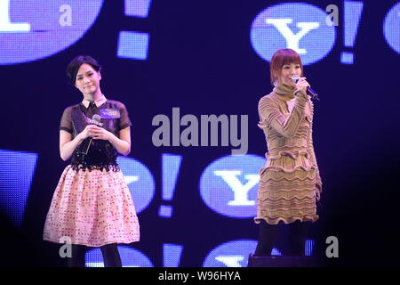 Hong Kong Schauspielerinnen und Sängerinnen Charlene Choi (rechts), Gillian Chung (links) des Pop girl group Zwillinge führen Sie auf der Yahoo Popularity Award in Hongkong Stockfoto