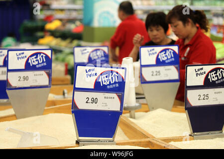 ------ Chinesische Kunden zum Verkauf kaufen in einem Supermarkt in Nantong City, East China Jiangsu Provinz, 5. Oktober 2012. China stieg der Umsatz im Einzelhandel Stockfoto