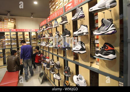 ------ Kunden kaufen Sport Schuhe in Li-Ning sportswear Store in der Stadt Harbin, Provinz Heilongjiang im Nordosten Chinas, 20. September 2012. Aktien o Stockfoto