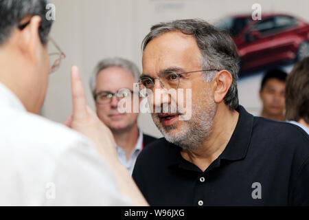 Sergio Marchionne, rechts, Vorsitzender und CEO der Chrysler Group LLC und CEO von Fiat S.P.A., kommt für die Einweihung des GAC Fiat WCM-Anlage und Th Stockfoto