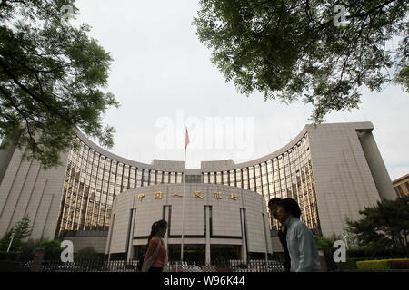 ---- Fußgänger vorbei an den Hauptsitz und Sitz der PBOC (Peoples Bank of China), China Zentralbank, in Peking, China, 3. Mai 2012. Stockfoto