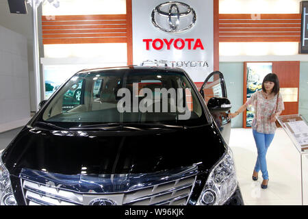 ---- Ein Besucher am Stand von Toyota bei der Auto Show in Peking, China, 27. August 2011 gesehen. China Sales von Japans Toyota Motor Corp. und Stockfoto