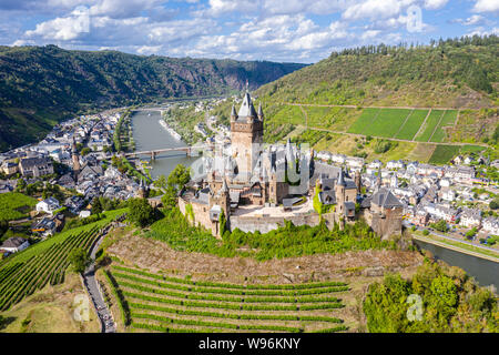 Kaiserburg, Cochem Reichsburg Cochem, rekonstruiert im Neugotischen Stil schützt historische Cochem Stadt am linken Ufer der Mosel und C Stockfoto