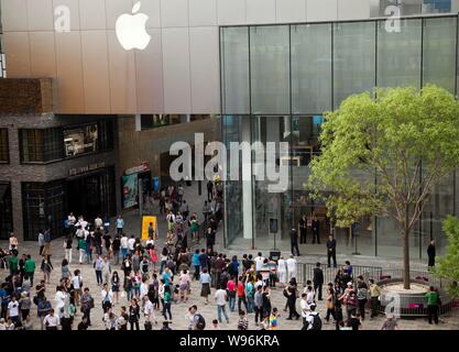 ---- Fußgänger vorbei an den Apple Store im Chaoyang District, Beijing, China, 7. Mai 2011. Apple hat mehr Retail Stores in Pennsylvania als Stockfoto