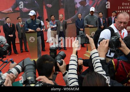 Golfspieler Tiger Woods der Vereinigten Staaten, Mitte rechts, Rory McIlroy von Nordirland, Mitte links, bilden ihre Handabdrücke während einer Zeremonie für eine g Stockfoto