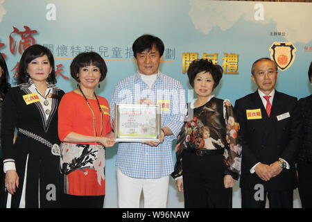 Hong Kong Kung Fu superstar Jackie Chan, Mitte, wirft mit anderen Gästen an der Produkteinführung Zeremonie für die Spendenaktion für die Po Leung Kuk Besondere Stockfoto