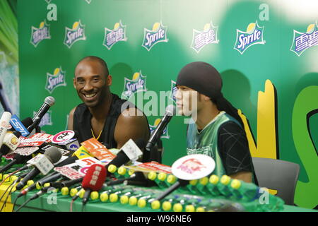 Taiwanesische Sänger und Schauspieler Jay Chou, rechts, und NBA Superstar Kobe Bryant nehmen an einer Pressekonferenz für einen Star Basketball Ausstellung Spiel und Musik ga Stockfoto