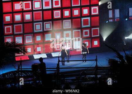 ---- Taiwan Sänger Elva Hsiao (C) führt während der Hochzeit Konzert in Sanya, China Hainan Provinz, 18. März 2012. März 18th, Shanx Stockfoto