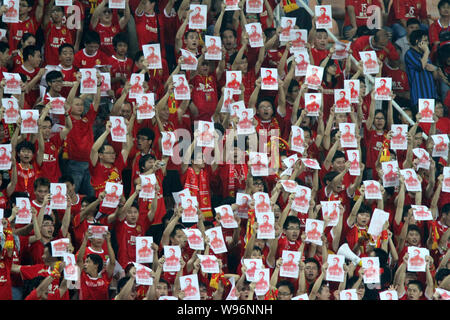 Chinesische Fans von Guangzhou Evergrande Hold up Poster danke für die Koreanischen Trainer Lee Jang-Soo in der 11. Runde der 2012 chinesischen Foo zu zeigen Stockfoto