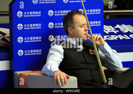 John Higgins von Schottland sieht Jamie Cope von England spielen Schüsse in ihrer zweiten Runde während der World Snooker Haikou Open 2012 in Beijing Stockfoto