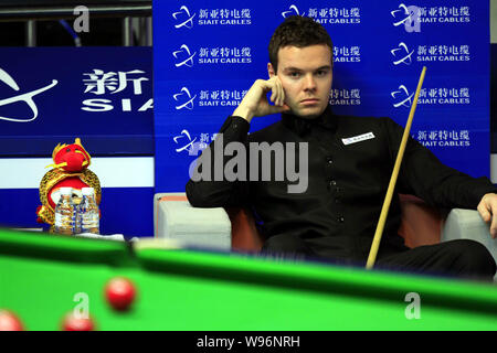 Jamie Cope von England sieht John Higgins von Schottland spielen Schüsse in ihrer zweiten Runde während der World Snooker Haikou Open 2012 in Beijing Stockfoto