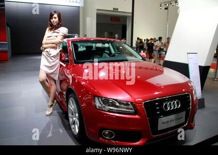 ---- Stellt ein Modell eines Audi Auto während eines Auto Show in Beijing City, South China Hainan Provinz, am 7. März 2012. Umsatz in China von der Volkswagen AG Stockfoto