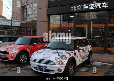 ------ Mini Cooper Autos sind auf dem Display durch eine 4S Store in Peking, China, 10. März 2010. BMW sagte, es wird 3,406 Mini Cooper Modelle in China zu erinnern Stockfoto