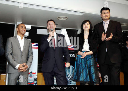 (Von rechts nach links) im Ruhestand chinesischen Basketball Superstar Yao Ming und seine Frau ihr Li, Jeremy Hunt, britische Ministerin für Kultur, Olympics, Medien Stockfoto