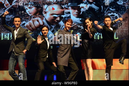 (Von links) Hong Kong Schauspieler Daniel Wu und Stephen Fung, chinesischen Schauspieler Feng Shaofeng, Hong Kong Model und Schauspielerin Angelababy und chinesischen Kungfu und m Stockfoto