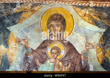 Jungfrau und Christus Kind. Fresko in Chora Kirche, Istanbul, 11.Oktober 2013, die Jungfrau der Blachernitissa innerhalb einer Mandorla Stockfoto