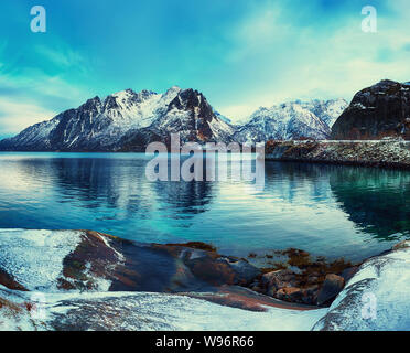 Malerischer Blick auf schöne Winter Lake mit schneebedeckten Bergen Lofoten in Nordnorwegen Stockfoto