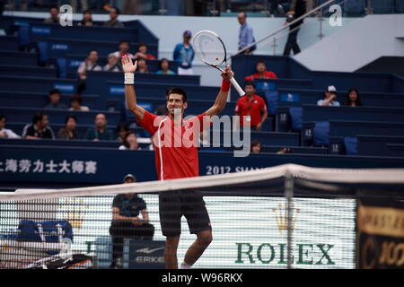 Novak Djokovic aus Serbien feiert nach dem Sieg über Grigor Dimitrov Bulgarien in der zweiten Runde des Mens Singles während der 2012 Shangh Stockfoto