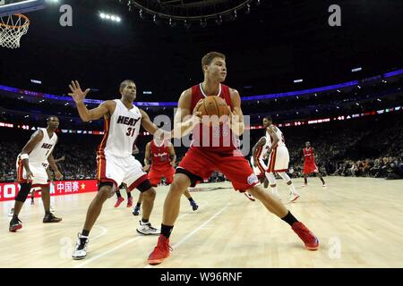 Blake Griffin von den Los Angeles Clippers, front, Herausforderungen Shane Battier von der Miami Heat, zweite Straße links, die während ihrer zweiten Match ihrer NBA Kinn Stockfoto