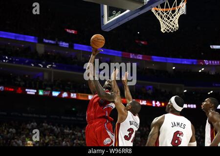 DeAndre Jordan der Los Angeles Clippers, Links, springt gegen die Miami Heat während ihrer zweiten Match der NBA China Spiele in Shanghai, C Stockfoto