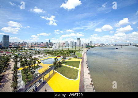 Skyline von Puxi und den Fluss Huangpu mit der Lupu-brücke in Shanghai, China, 27. Juli 2012. Stockfoto