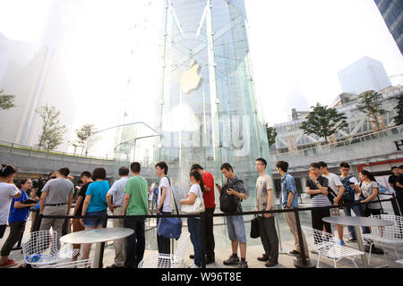 Kunden Warteschlange bis das neue iPad Tablet PCs im Apple Store in der Lujiazui Finanzviertel in Pudong, Shanghai, China, 20. Juli 2012 zu kaufen. Ap Stockfoto