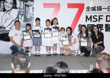 Taiwanesische Schauspielerin Shu Qi, Dritte rechts, Haltungen mit Kids während des MSF (Ärzte ohne Grenzen) Tag Charity Event in Hongkong, China, 7. Juli 2012. Stockfoto