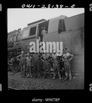 Englisch: Amerikanische und britische Eisenbahn Besatzungen, die sich für Russland. Irgendwo im Iran. Stockfoto