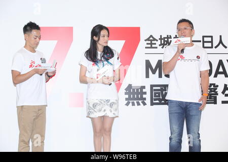 Taiwanesische Schauspielerin Shu Qi (M) spricht während der MSF (Ärzte ohne Grenzen) Tag Charity Event in Hongkong, China, 7. Juli 2012. Stockfoto