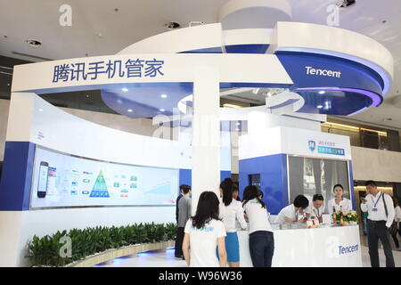 ---- Leute besuchen Sie den Stand von Tencent während der Global Mobile Internet Conference 2012 in Peking, China, 10. Mai 2012. Wie Westliche social-Media Stockfoto