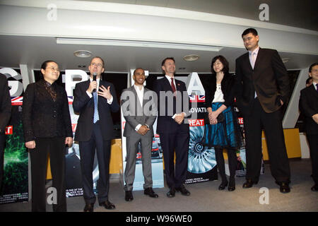(Von rechts nach links) im Ruhestand chinesischen Basketball Superstar Yao Ming und seine Frau ihr Li, Jeremy Hunt, britische Ministerin für Kultur, Olympics Stockfoto