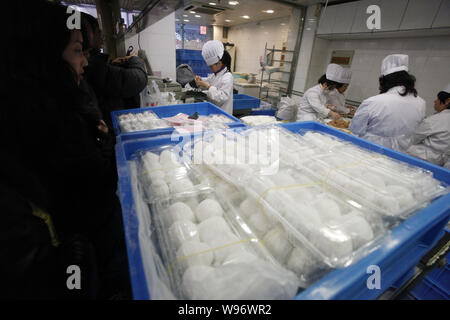 Chinesische Arbeiter machen Yuanxiao oder Klebreis Knödel für die kommende Laternenfest in einem Restaurant in Shanghai, China, 29. Januar 2012. Die Stockfoto