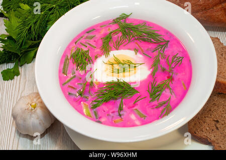 Sommer kalte Rote-Bete-Suppe mit kefir in einer Platte Stockfoto