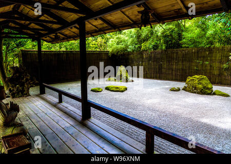 Zen rock garden (karesansui) im Japanischen Garten in St Mawgan, Cornwall, Großbritannien Stockfoto