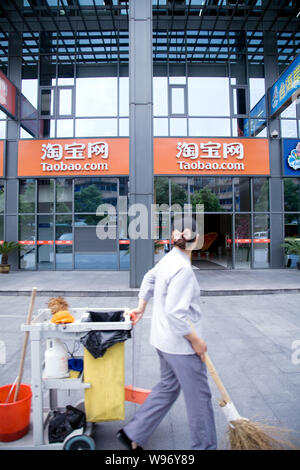 --FILE - eine Reinigung Arbeitnehmer Spaziergänge Vergangenheit der Sitz der Taobao.com in Hangzhou City, East China Zhejiang provinz, 20. Juni 2012. Alibaba Group Sai Stockfoto